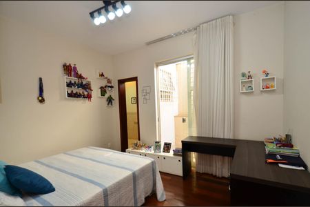 Casa à venda com 360m², 5 quartos e 4 vagas Casa à venda com 360m², 5 quartos e 4 vagasSuite2