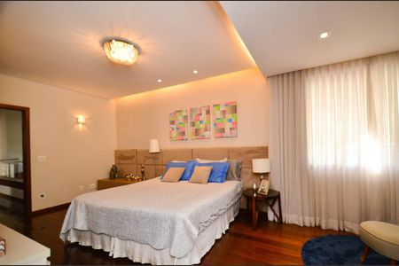 Casa à venda com 360m², 5 quartos e 4 vagas Casa à venda com 360m², 5 quartos e 4 vagasSuite4