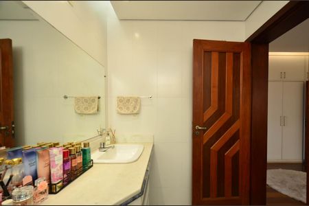 Casa à venda com 360m², 5 quartos e 4 vagas Casa à venda com 360m², 5 quartos e 4 vagasBanheiro suite4