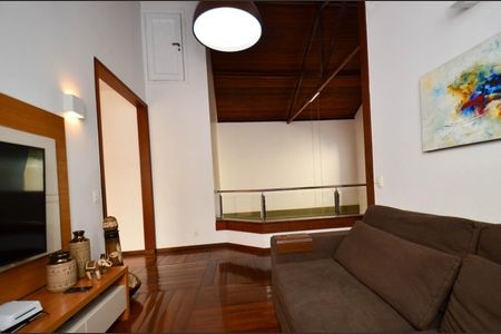 Casa à venda com 360m², 5 quartos e 4 vagas Casa à venda com 360m², 5 quartos e 4 vagasSala de TV