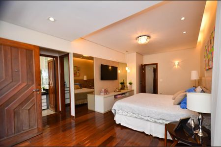 Casa à venda com 360m², 5 quartos e 4 vagas Casa à venda com 360m², 5 quartos e 4 vagasSuite3