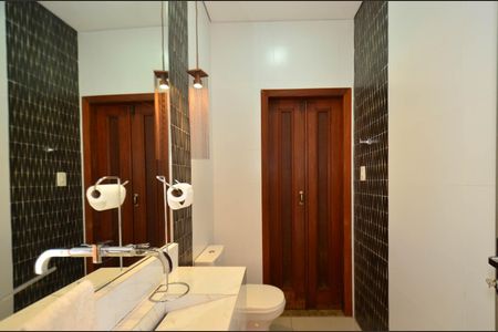 Casa à venda com 360m², 5 quartos e 4 vagas Casa à venda com 360m², 5 quartos e 4 vagasBanheiro suite2