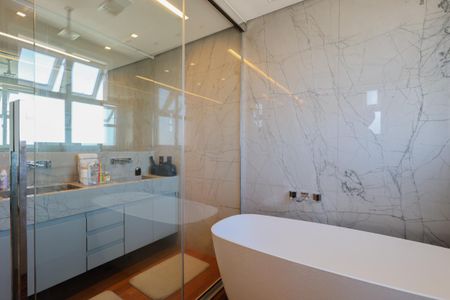 Apartamento à venda com 90m², 1 quarto e 2 vagas Apartamento à venda com 90m², 1 quarto e 2 vagasBanheiro da suíte