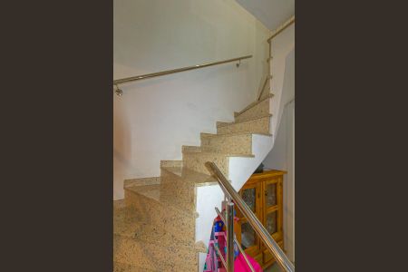 Casa de condomínio à venda com 70m², 2 quartos e 2 vagasEscada