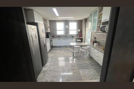 Apartamento à venda com 261m², 4 quartos e 4 vagasCozinha
