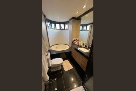 Apartamento à venda com 261m², 4 quartos e 4 vagasBanheiro 2