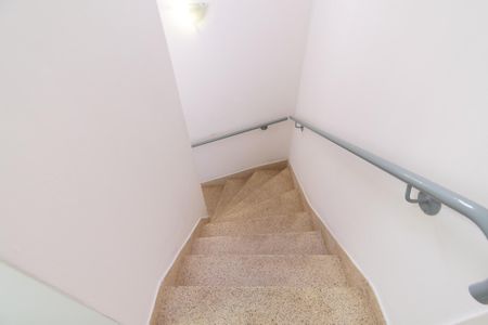 Casa à venda com 190m², 2 quartos e 2 vagasEscada