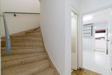 Casa à venda com 190m², 2 quartos e 2 vagasEscada