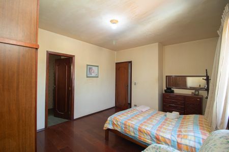 Casa à venda com 250m², 5 quartos e 5 vagasSuite