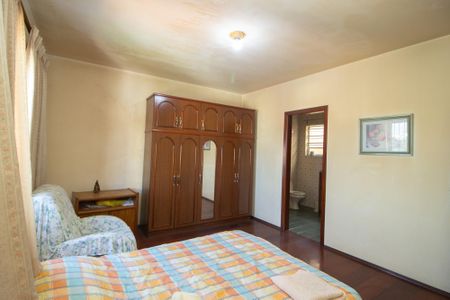 Casa à venda com 250m², 5 quartos e 5 vagasSuite