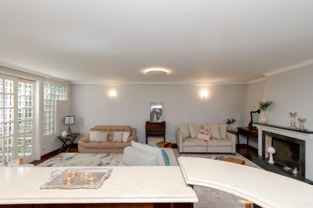 Casa à venda com 530m², 5 quartos e 4 vagas Casa à venda com 530m², 5 quartos e 4 vagasSala