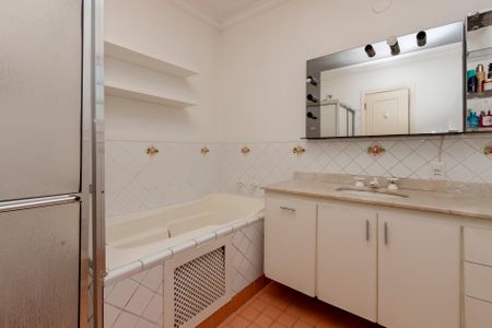 Casa à venda com 530m², 5 quartos e 4 vagas Casa à venda com 530m², 5 quartos e 4 vagasBanheiro da Suíte 1