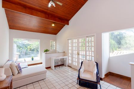 Casa à venda com 530m², 5 quartos e 4 vagas Casa à venda com 530m², 5 quartos e 4 vagasSalão