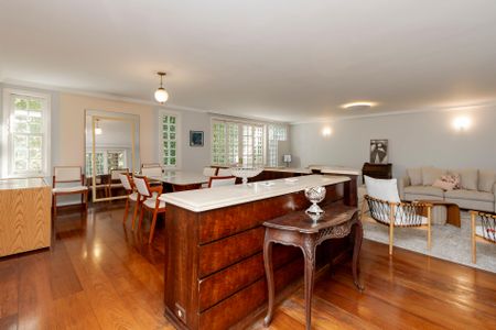 Casa à venda com 530m², 5 quartos e 4 vagas Casa à venda com 530m², 5 quartos e 4 vagasSala