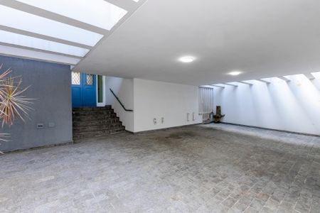 Casa à venda com 530m², 5 quartos e 4 vagas Casa à venda com 530m², 5 quartos e 4 vagasGaragem