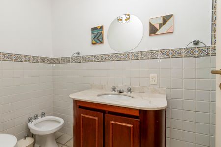 Casa à venda com 530m², 5 quartos e 4 vagas Casa à venda com 530m², 5 quartos e 4 vagasBanheiro Suíte de Hóspedes