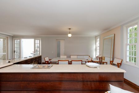 Casa à venda com 530m², 5 quartos e 4 vagas Casa à venda com 530m², 5 quartos e 4 vagasSala