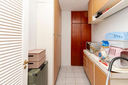 Casa à venda com 530m², 5 quartos e 4 vagas Casa à venda com 530m², 5 quartos e 4 vagasDespensa