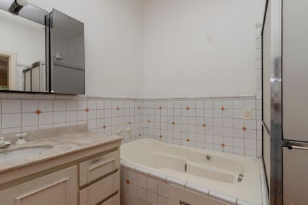 Casa à venda com 530m², 5 quartos e 4 vagas Casa à venda com 530m², 5 quartos e 4 vagasBanheiro da Suíte 3