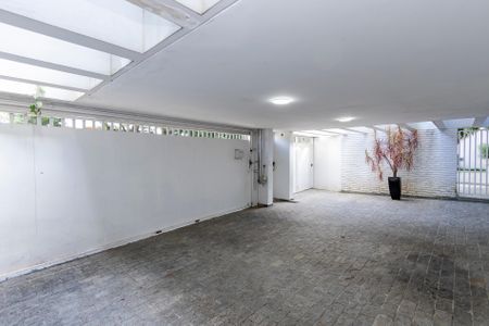 Casa à venda com 530m², 5 quartos e 4 vagas Casa à venda com 530m², 5 quartos e 4 vagasGaragem