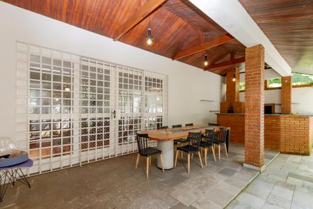 Casa à venda com 530m², 5 quartos e 4 vagas Casa à venda com 530m², 5 quartos e 4 vagasVaranda da Sala