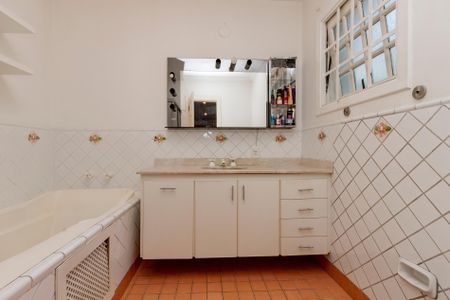 Casa à venda com 530m², 5 quartos e 4 vagas Casa à venda com 530m², 5 quartos e 4 vagasBanheiro da Suíte 1