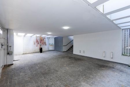 Casa à venda com 530m², 5 quartos e 4 vagas Casa à venda com 530m², 5 quartos e 4 vagasGaragem