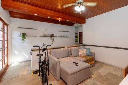 Casa à venda com 530m², 5 quartos e 4 vagas Casa à venda com 530m², 5 quartos e 4 vagasSala de TV