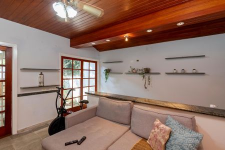 Casa à venda com 530m², 5 quartos e 4 vagas Casa à venda com 530m², 5 quartos e 4 vagasSala de TV