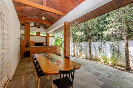 Casa à venda com 530m², 5 quartos e 4 vagas Casa à venda com 530m², 5 quartos e 4 vagasVaranda da Sala