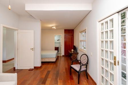 Casa à venda com 530m², 5 quartos e 4 vagas Casa à venda com 530m², 5 quartos e 4 vagasSuíte de Hóspedes
