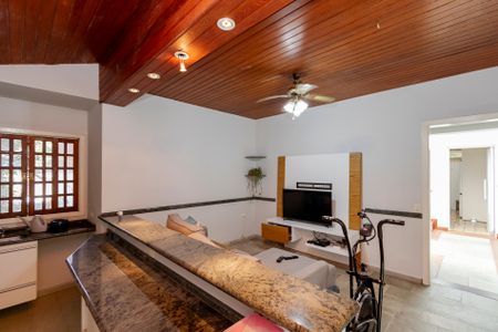 Casa à venda com 530m², 5 quartos e 4 vagas Casa à venda com 530m², 5 quartos e 4 vagasSala de TV