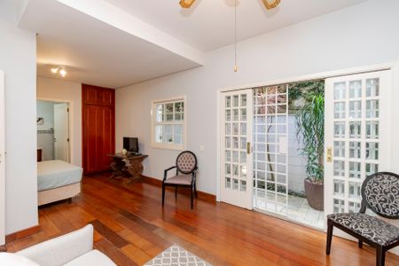 Casa à venda com 530m², 5 quartos e 4 vagas Casa à venda com 530m², 5 quartos e 4 vagasSuíte de Hóspedes