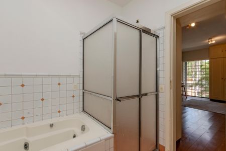 Casa à venda com 530m², 5 quartos e 4 vagas Casa à venda com 530m², 5 quartos e 4 vagasBanheiro da Suíte 3