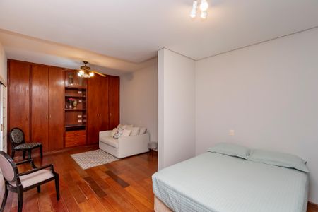 Casa à venda com 530m², 5 quartos e 4 vagas Casa à venda com 530m², 5 quartos e 4 vagasSuíte de Hóspedes