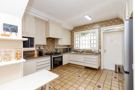 Casa à venda com 530m², 5 quartos e 4 vagas Casa à venda com 530m², 5 quartos e 4 vagasCozinha