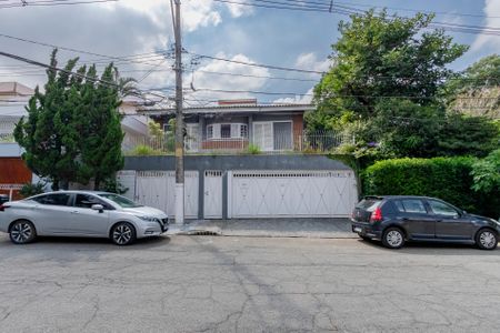 Casa à venda com 530m², 5 quartos e 4 vagas Casa à venda com 530m², 5 quartos e 4 vagasFachada