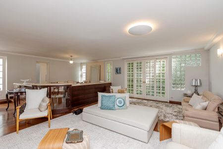 Casa à venda com 530m², 5 quartos e 4 vagas Casa à venda com 530m², 5 quartos e 4 vagasSala