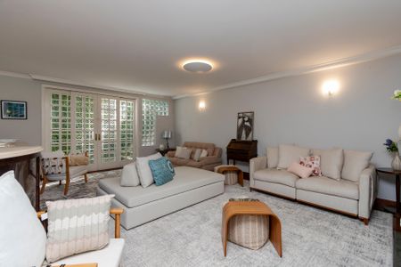 Casa à venda com 530m², 5 quartos e 4 vagas Casa à venda com 530m², 5 quartos e 4 vagasSala