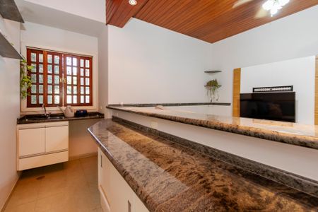 Casa à venda com 530m², 5 quartos e 4 vagas Casa à venda com 530m², 5 quartos e 4 vagasSala de TV