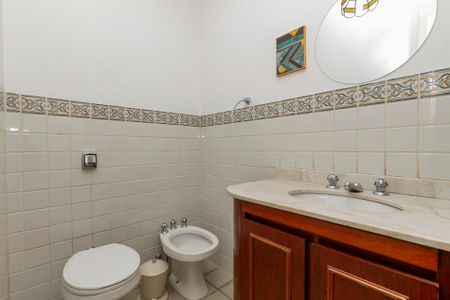 Casa à venda com 530m², 5 quartos e 4 vagas Casa à venda com 530m², 5 quartos e 4 vagasBanheiro Suíte de Hóspedes