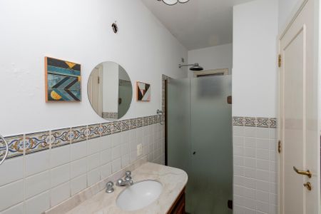 Casa à venda com 530m², 5 quartos e 4 vagas Casa à venda com 530m², 5 quartos e 4 vagasBanheiro Suíte de Hóspedes