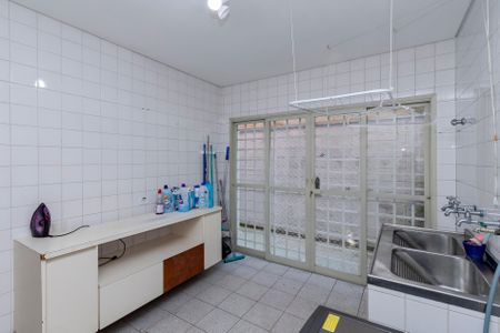 Casa à venda com 530m², 5 quartos e 4 vagas Casa à venda com 530m², 5 quartos e 4 vagasÁrea de Serviço