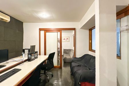 Casa à venda com 669m², 2 quartos e 3 vagasProdutora