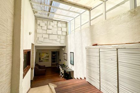 Casa à venda com 669m², 2 quartos e 3 vagasProdutora