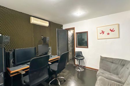 Casa à venda com 669m², 2 quartos e 3 vagasProdutora