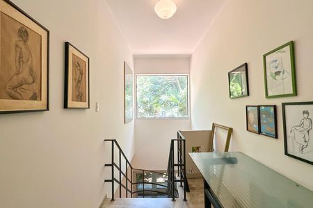 Casa à venda com 669m², 2 quartos e 3 vagasEscada