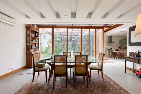 Casa à venda com 669m², 2 quartos e 3 vagasSala