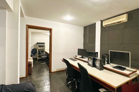 Casa à venda com 669m², 2 quartos e 3 vagasProdutora