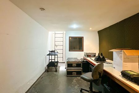 Casa à venda com 669m², 2 quartos e 3 vagasProdutora